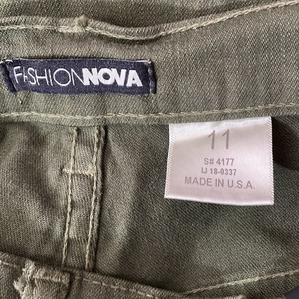 NWT. Fashion Nova Glistening Jeans in Olive Green. 11 - Picture 4 of 11